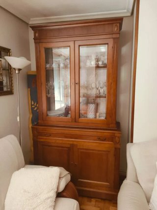 Vitrina de Madera Noble con Puertas de Cristal