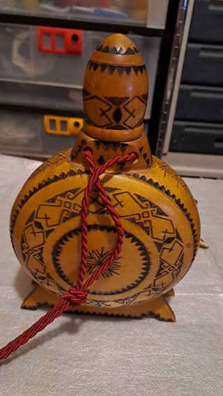 Bottiglia in legno intarsiata