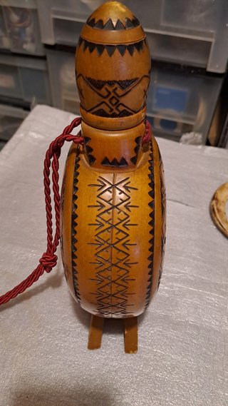 Bottiglia in legno intarsiata