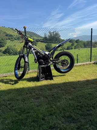 Moto de trial azul y blanca
