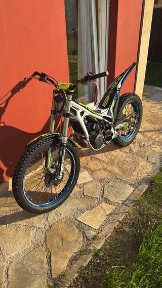 Moto de trial azul y blanca