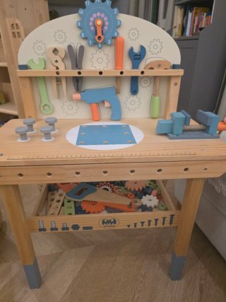 Mesa de herramientas de juguete de madera