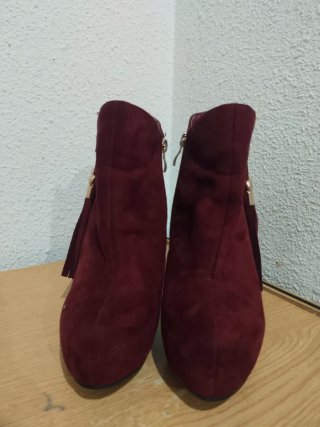 Botines rojos con flecos y cremallera