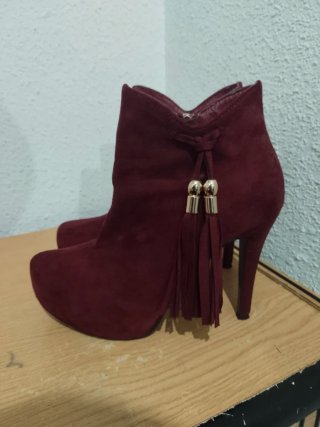 Botines rojos con flecos y cremallera