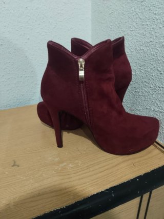 Botines rojos con flecos y cremallera