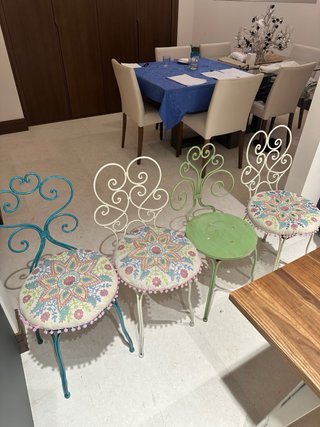 Mesa de madera y 4 sillas comedor