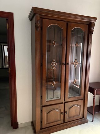 Vitrina de madera con puertas de cristal