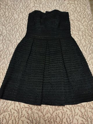 Vestido de fiesta negro sin tirantes