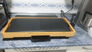 Plancha de cocina eléctrica con madera
