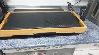 Plancha de cocina eléctrica con madera