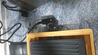 Plancha de cocina eléctrica con madera