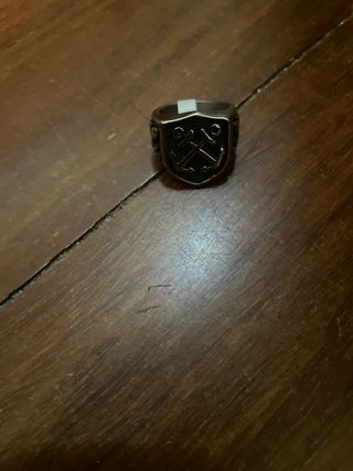 Anillo con diseño de ancla y escudo