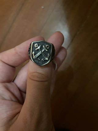 Anillo con diseño de ancla y escudo