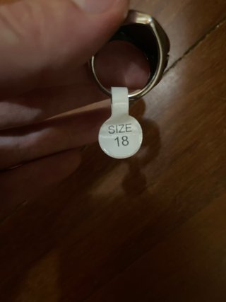 Anillo con diseño de ancla y escudo