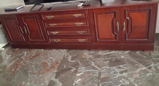 Mueble de madera marrón