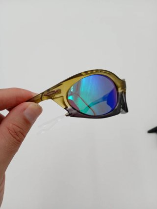 Occhiali sportivi blu e oro