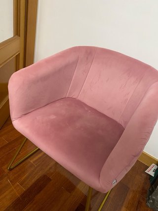 Poltrona in velluto rosa con piedi dorati