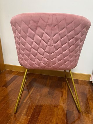 Poltrona in velluto rosa con piedi dorati
