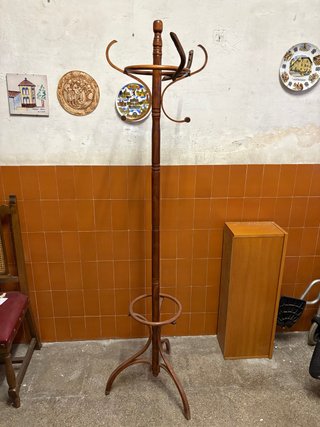 Perchero de madera estilo clásico