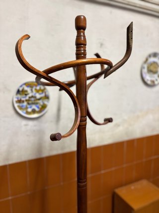 Perchero de madera estilo clásico