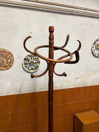 Perchero de madera estilo clásico