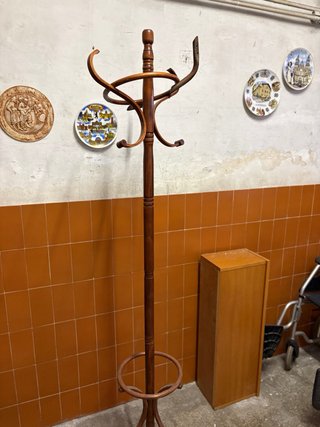 Perchero de madera estilo clásico