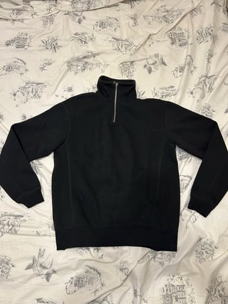 Sudadera negra cuello alto media cremallera