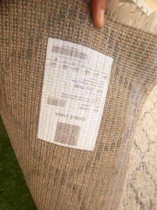 Alfombra beige y gris con diseño geométrico