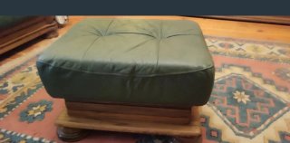 Puff de piel y madera de roble