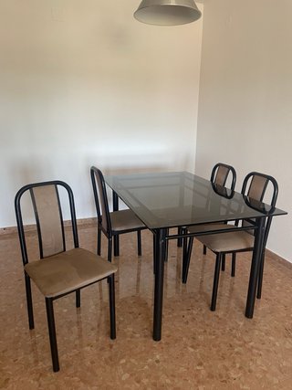 Mesa de comedor y 4 sillas