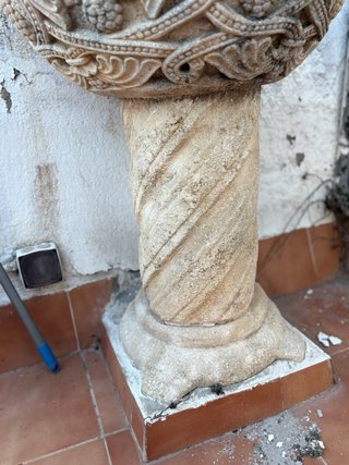 Pila de piedra antigua con relieve