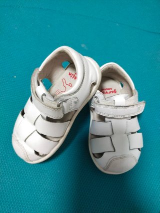 Sandalias de piel marca Garvalin Talla 20 Blancas