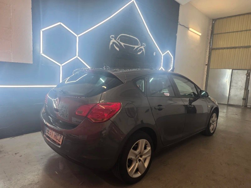 Opel Astra 2011, foto 3