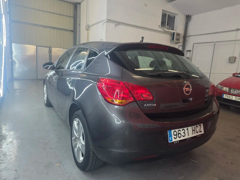 Opel Astra 2011, foto 4
