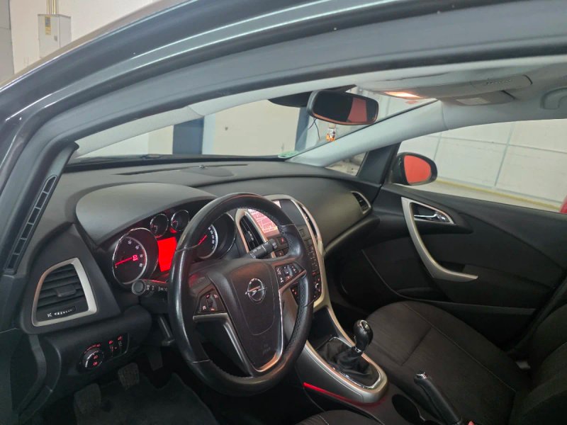 Opel Astra 2011, foto 9