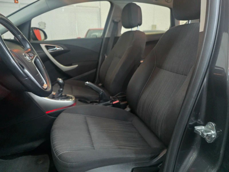 Opel Astra 2011, foto 10