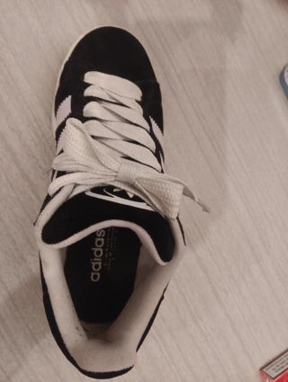 Zapatillas Adidas Negras y Blancas