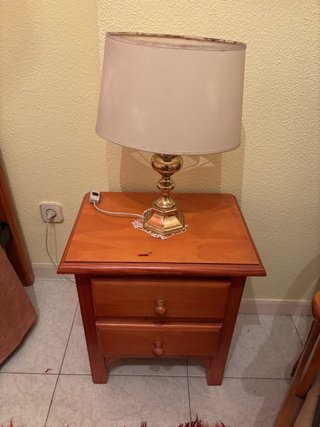 Mesita de noche de madera