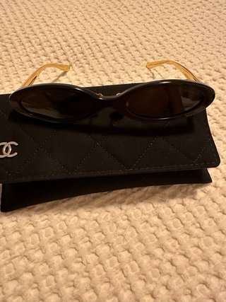 Gafas de sol ovaladas Chanel negras y doradas