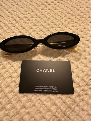 Gafas de sol ovaladas Chanel negras y doradas