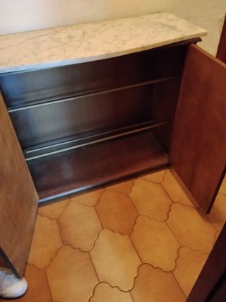 Mueble de madera con tapa de mármol