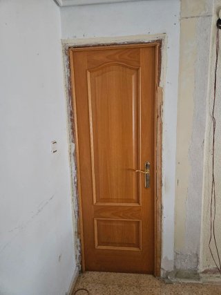 2 Puertas de madera con cristalera y 3 ciegas