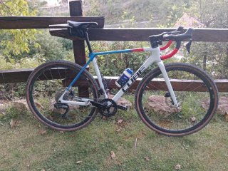 Bicicleta CUBE Gravel