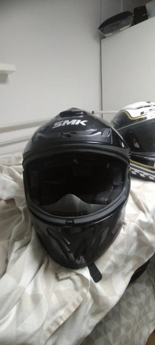 Casco de moto integral blanco y negro