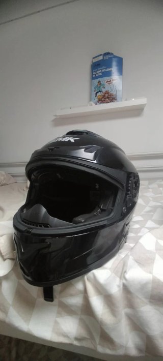 Casco de moto integral blanco y negro