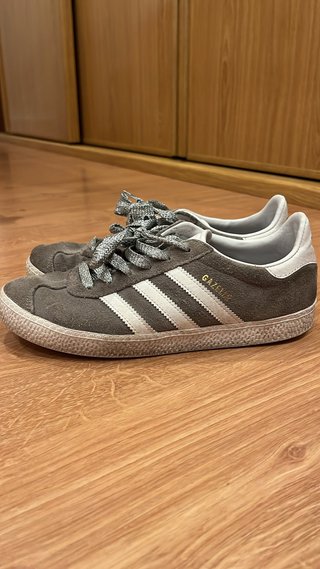 Adidas Gazelle grises y blancas