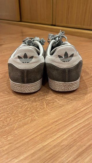Adidas Gazelle grises y blancas