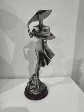 Figura Mujer Elegante Plata y Base Madera