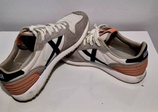 Zapatillas Munich grises y blancas