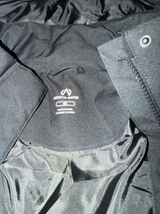 Chaqueta larga negra con capucha